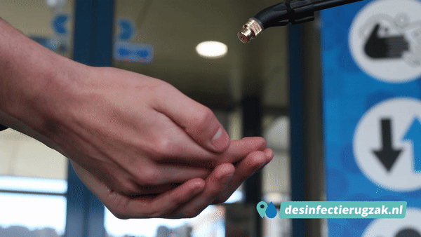 handen desinfecteren met mobiele desinfectierugzak